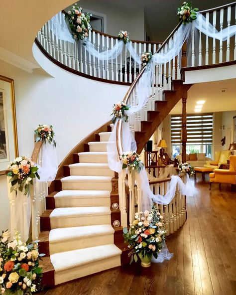 Wedding Staircase, Purple Wedding Bouquets, Centerpieces Diy, Wedding Centerpieces Diy, Bride Getting Ready, Decorations Wedding, Purple Wedding, Wedding Photoshoot, Wedding Centerpieces