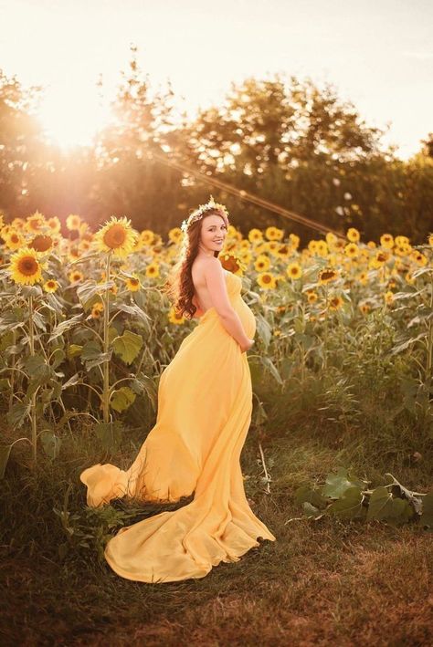 Outdoor Maternity Photos, Maternity Photography Outdoors, Maternity Photoshoot Poses, Fall Maternity, Maternity Photography Poses, Sunflower Field, Foto Baby, Maternity Poses, Foto Poses