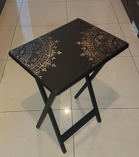 Gold Black Table Decorations, Gold Stencil Furniture, Table Stencil Ideas, Stencil Furniture Ideas, Gold Furniture Paint, Table Painting Ideas Diy, Painted Table Top Designs, Table Painting Ideas, Painted Tv Trays