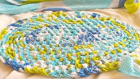 Amish Knot Rug Tutorial Free, Toothbrush Rug Tutorial, Diy Rugs Easy Large, Toothbrush Rug Instructions, Amish Knot Rug, Toothbrush Rag Rug, Toothbrush Rug, Fabric Twine, Rag Rug Diy