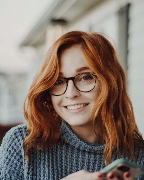 Glasses For Redheads, Redhead With Glasses, Red Hair Glasses, Red Hair And Glasses, Ginger Hair Girl, Red Haired Girl, Hair And Glasses, Glasses Ideas, Balayage Ombré