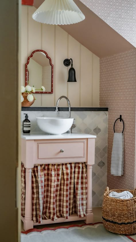 Soft Pink Bathroom, Painted Ceiling Bathroom, Colourful Bathroom, Cottage Bath, Small Toilet, Cottage Bathroom, Main Bathroom, Interiors Dream, Pretty Decor