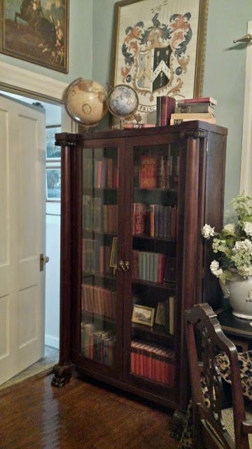 Bookshelves Unique, Old Style Furniture, Old World Design Ideas, Traditional Style Furniture, Old Room Ideas, Old World Style Living Room, Old World Style Bedroom, Old World Office, Old English Furniture