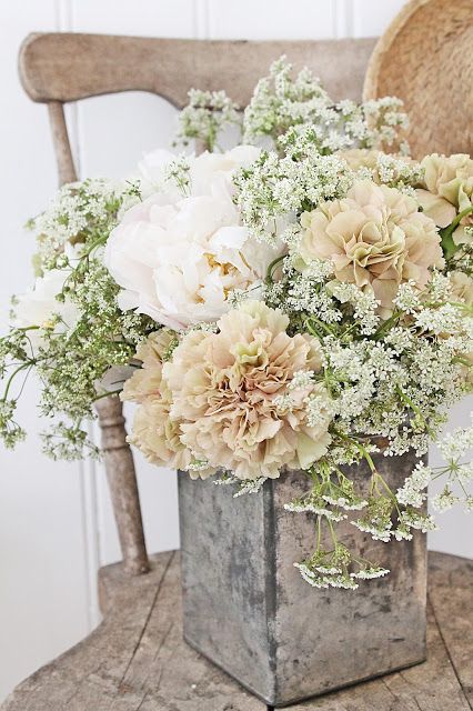 Floral Arrangement ~ White, Cream ~ VIBEKE DESIGN Farmhouse Summer Decor, Dekoratívne Vence, Vibeke Design, Beautiful Flower Arrangements, Deco Floral, Flower Tops, Arte Floral, Summer Decor, Pretty Flowers