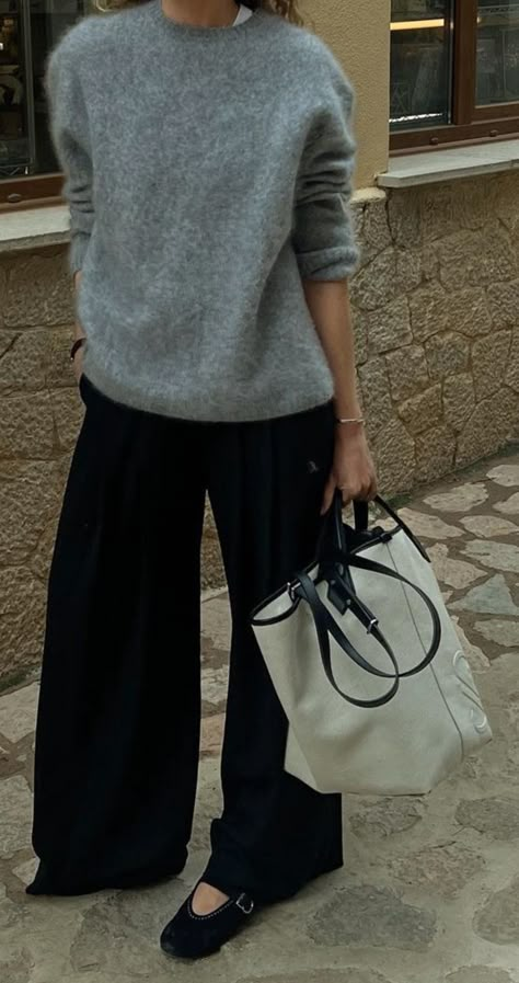 Tonal Dressing Street Style, Effortlessly Chic Outfits Minimal Classic, Women 50 Years Old Fashion, Simple Chic Outfits Minimal Classic, Minimalism Style Outfits, Normcore Style Outfits, Soft Elegant Aesthetic, Japanese Fashion Minimalist, Minimal Fall Outfit