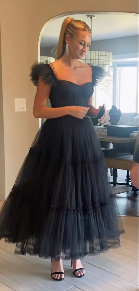 Black Corset Tulle Dress, Tiered Tulle Dress With Sleeves, Mid Prom Dress, Puffy Midi Dress, Puff Sleeve Dress Prom, 50s Prom Hairstyles, Puffy Bridesmaid Dresses, Tule Dress Outfit, Puffy Sleeve Dress Formal