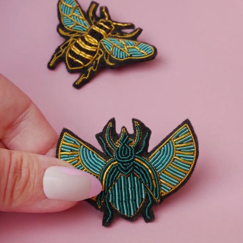 Easy Bead Embroidery Projects for Craft Enthusiasts Egyptian Beetle, Beetle Brooch, Insect Brooch, Beetle Insect, Handmade Patch, Brick Stitch Pattern, Bee Brooch, Diy Patches, Gold Work