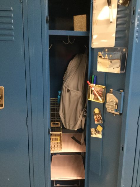 Aesthetic Locker Decor, School Locker Organization, School Locker Decorations, Middle School Lockers, High School Lockers, Locker Ideas, Locker Organization, Locker Designs, School Locker