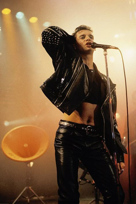 Dave Gahan crop top Indie Rock Fashion, Male Crop Top, Pop Punk Fashion, Alan Wilder, Goth Bands, Martin Gore, Dave Gahan, Style Rock, Celebrity Tattoos