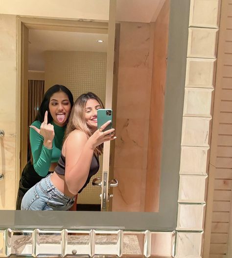 Khushi Hegde, Aashna Hegde, Mirror Pic, Life Inspiration, Photo Inspo, Acrylic Nails, Mirror Selfie, Queen, Mirror