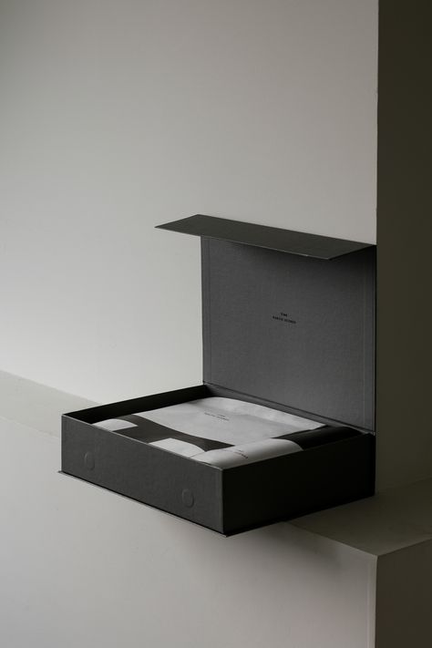 Packaging Design Ideas, Sensory Art, Boxes Packaging, Black Packaging, Packaging Ideas Business, Luxury Branding Design, Perfume Packaging, Wedding Necklaces, Vi Design