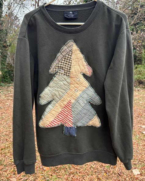 Christmas crewneck with vintage quilted tree! Sized Medium $45 Comment to purchase🥰 #christmassweater #handmade #vintageclothing… | Instagram Sweatshirt With Quilt Block, Quilted Christmas Tree Sweatshirt, Reverse Applique Sweatshirt Christmas, Christmas Tree Shirt Ideas Diy, Diy Christmas Crewneck, Quilted Christmas Sweatshirt, Christmas Quilt Sweatshirt, Quilt Patch Shirt, Christmas Patchwork Sweatshirt