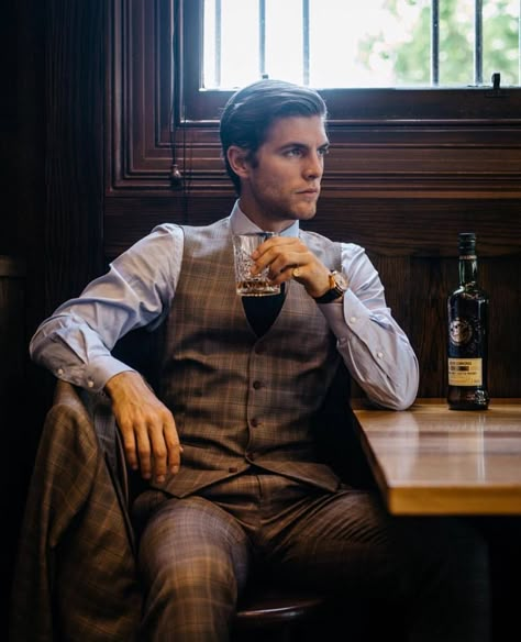 Man Drinking Wine Pose Reference, Gentleman Mode, Herren Style, Gentlemen's Club, Men Photoshoot, Mens Fashion Smart, Man Sitting, Human Poses, Men’s Suits