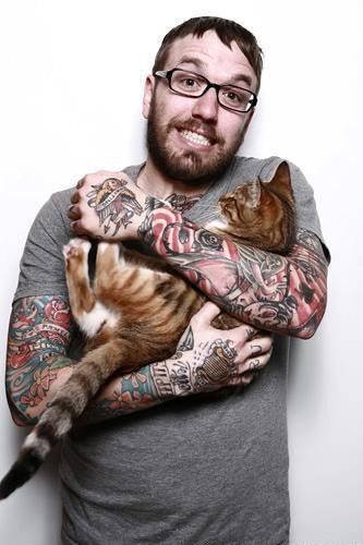 Dallas Green músico canadiense City And Colour Tattoo, Dallas Green, Celebrities With Cats, Men With Cats, Colour Tattoo, City And Colour, Hipster Man, Green City, Music Love