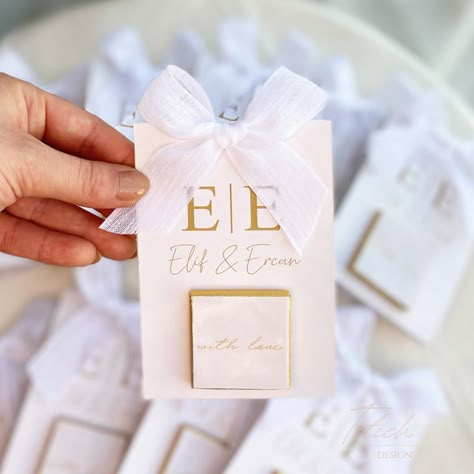 Wedding candy guest gifts 🎀 Contact for more information ✨ Rustic Favors, Wedding Graphics, Chocolate Wedding Favors, Chocolate Wedding, Tan Wedding, Wedding Chocolate, Engagement Favors, Chocolate Favors, Wedding Giveaways