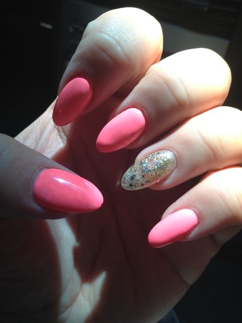 Short almond gel nails with coral and gold Coral Oval Acrylic Nails, Coral Pink Acrylic Nails Almond, Gold And Coral Nails, Almond Nails Coral Peach, Coral Red Almond Nails, Shellac Nail Colors, Summer Nails Almond, Almond Gel Nails, Nail Design Video