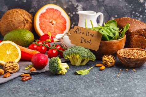 👉  The alkaline diet has been around for a while. And it presents a compelling theory about your body and health: that the food you eat determines the pH of your blood... Read the full article from FRN here 💚 Fiction Food, Acid Forming Foods, Alkaline Body, Body And Health, Acid Base Balance, Blood Type Diet, Digestive Juice, Acidic Foods, Alkaline Diet