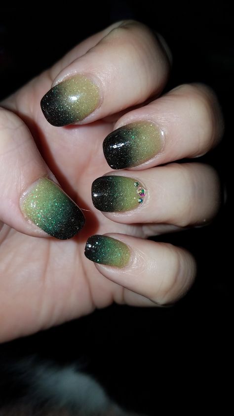 Green glitter to black glitter to wear along with Winifred Sanderson costume from Hocus Pocus Winnifred Sanderson Makeup, Hocus Pocus Sarah Sanderson Makeup, Winifred Sanderson Nails, Winfred Make Up Hocus Pocus, Sanderson Sisters Nail Art, Winifred Sanderson Costume, Winifred Sanderson, Green Glitter, Black Glitter