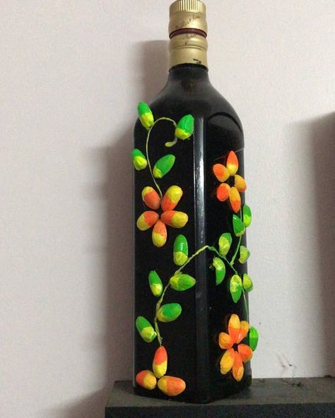 Pista Cell Craft, Pista Shell Crafts On Bottles, Pista Painting, Pista Shell Bottle Art, Bottle Art With Pista Shell, Black Bottle Painting, Black Bottle Art, Pista Shell Crafts, Pistachio Shell