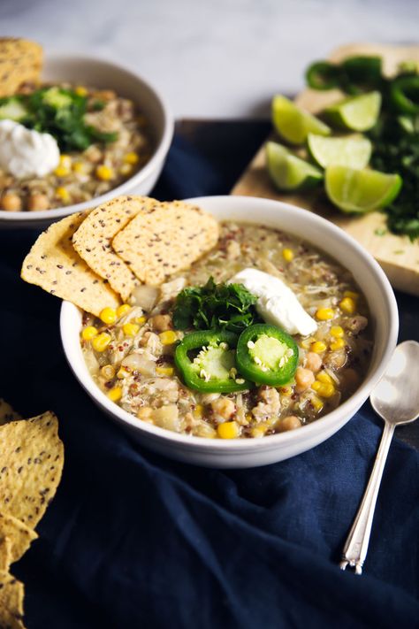 Healthy slow cooker salsa verde chicken chickpea chili with quinoa & lots of lime flavor. Serve with tortilla chips, avocado & greek yogurt! Chili With Quinoa, Slow Cooker Salsa Verde Chicken, Meals Under 400 Calories, Chili Recipe Healthy, Slow Cooker Salsa, Chickpea Chili, Chicken Chickpea, Verde Chicken, Salsa Verde Chicken