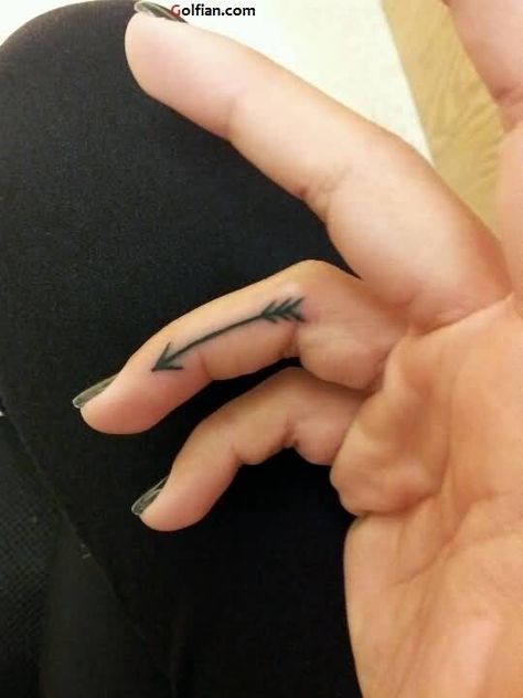 Simple Arrow Tattoo, Arrow Tattoo Finger, Tattoo Arrow, Targaryen Tattoo, Tiny Finger Tattoos, Arrow Tattoo Design, Finger Tattoo For Women, Tattoo Wrist, Trendy Tattoo