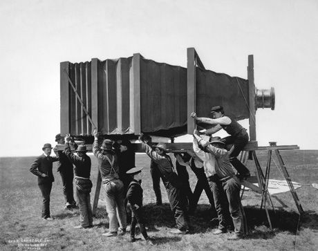 Commissioned by George Raymond Lawrence, J.A. Anderson created the worlds largest film/format camera. THe glass plate/negative was 96" x 52" Fotocamere Vintage, Large Format Photography, Chicago History Museum, Big Camera, Large Format Camera, Edward Steichen, Camera Collection, Diane Arbus, Gordon Parks