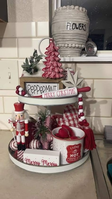 Christmas Hot Coco Tier Tray, Christmas Tier Tray Ideas, Christmas Countertop Decor, Hot Cocoa Tiered Tray, Christmas Tray Decor, Christmas Hot Chocolate Bar, Xmas Kitchen, Creative Christmas Decorations, Christmas Trays