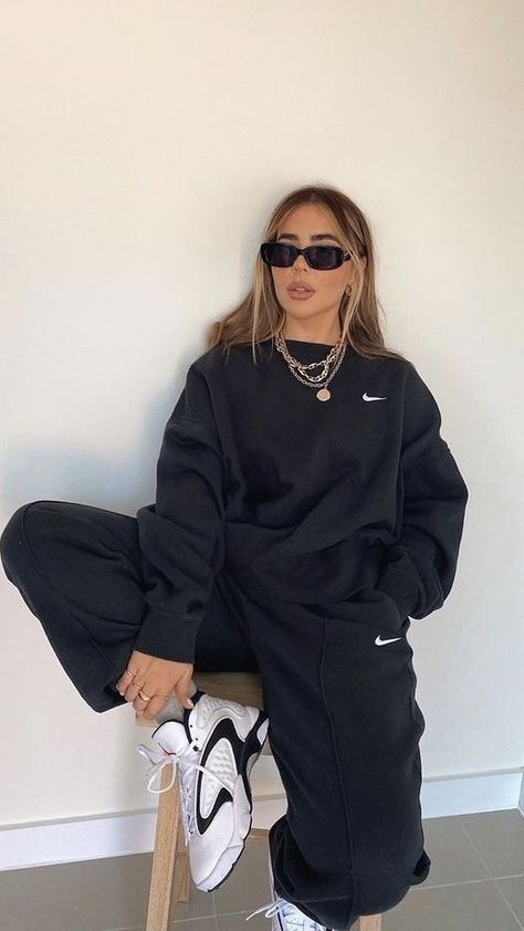 Nike Tracksuits Woman, Nike Tracksuit Outfit Women, Nike Sweatsuit Outfits, Nike Tracksuit Outfit, Black Tracksuit Outfit, Tracksuit Outfit Women Street Styles, Black Sweats Outfit, Sweatsuit Outfits Women, Tracksuit Outfit Women