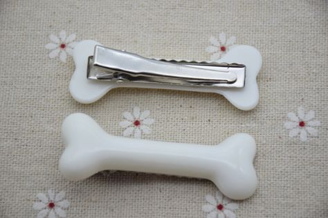 Quantity:10pcs Size:55x20mm dog bone with 47x8mm clip Color:white Material:plastic dog bone with metal hair clip  (Contact me if you need larger quantity. thank you Metal Hair Clip, Metal Hair Clips, Metal Hair, Funky Jewelry, Dog Bone, Metallic Hair, Cute Jewelry, Hair Clip, Pretty Outfits