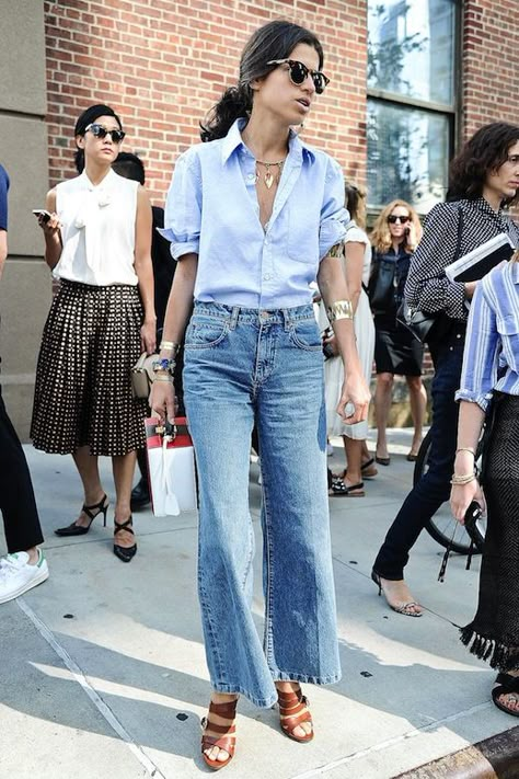 Leandra Medine never fails to impress us with her ultra chic street style and this look is certainly no exception. Her cropped wide-leg jeans look ultra-cool paired with a blue button-down shirt, strappy heeled sandals and shiny stacked gold bracelets. Leandra Medine Style, Moda Denim, Leandra Medine, Walking Down The Street, Haikou, Cropped Wide Leg Jeans, Nyfw Street Style, Denim On Denim, Denim Outfits