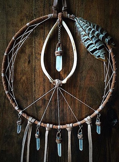 Inspiration, love the crystals #dreamcatcher Dreams Catcher, Atrapasueños Diy, Hantverk Diy, Diy Tumblr, Dream Catcher Craft, Witchy Crafts, Dream Catcher Diy, Dreamcatchers, Dream Catchers