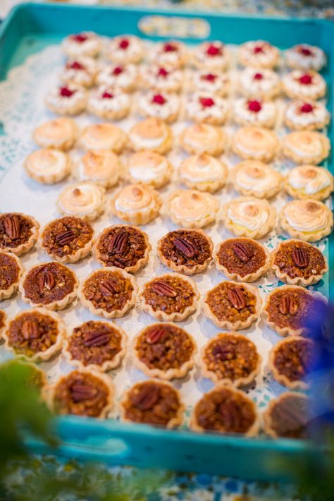 Pie Wedding, Reception Desserts, Wedding Pie, Geeky Wedding, Mini Pie, Dessert Bar Wedding, Favors Ideas, Traditional Wedding Cake, Reception Food