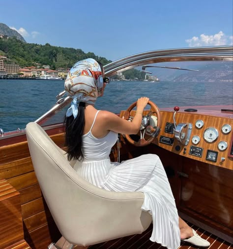 Yatch Party Outfit Summer Classy, Milan Outfits Summer, Shotting Photo, Rich Girl Lifestyle, Boating Outfit, Stylish Summer Outfits, Paris Outfits, Travel Dress, Classy Casual