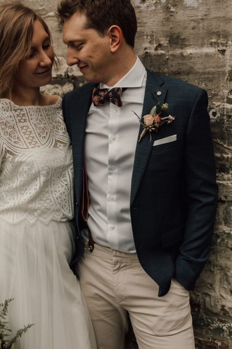 Boho Wedding Attire, Casual Groom Outfit, Couple Photo Wedding, Casual Wedding Groom, Outdoor Wedding Outfit, Casual Wedding Suit, Boho Wedding Groomsmen, Casual Groomsmen, Wedding Couple Photo