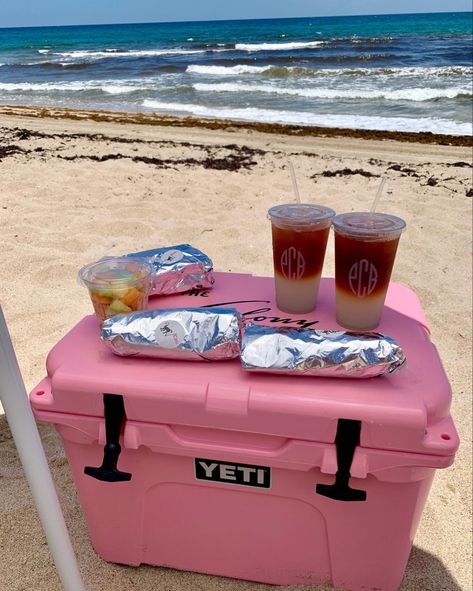 Beach Cooler Aesthetic, Beach Toys Aesthetic, Beach Setup Aesthetic, Yeti Cooler Aesthetic, Beach Cooler Packing, Pink Camping Aesthetic, Pink Beach Picnic, Beach Vacation Hacks, Beach Set Up Ideas