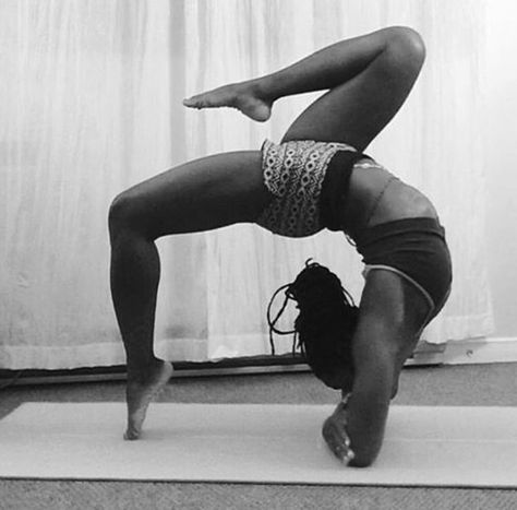 Black Yogis Aesthetic, Wellness Aesthetic Black Woman, Yoga Black Women, 2025 Mindset, Black Gymnast, Dream Yoga, Kemetic Yoga, Yoga Aesthetic, Yoga Inspo