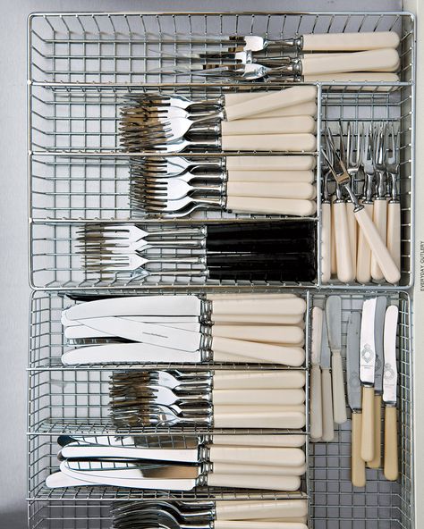 Everyday Flatware Kitchy Kitchens, Martha Stewart Kitchen, Organizing Kitchen, Flatware Storage, Kitchen Details, Kitchen Drawer Organization, Kitchen Hacks Organization, Top Kitchen, Kitchen Drawers