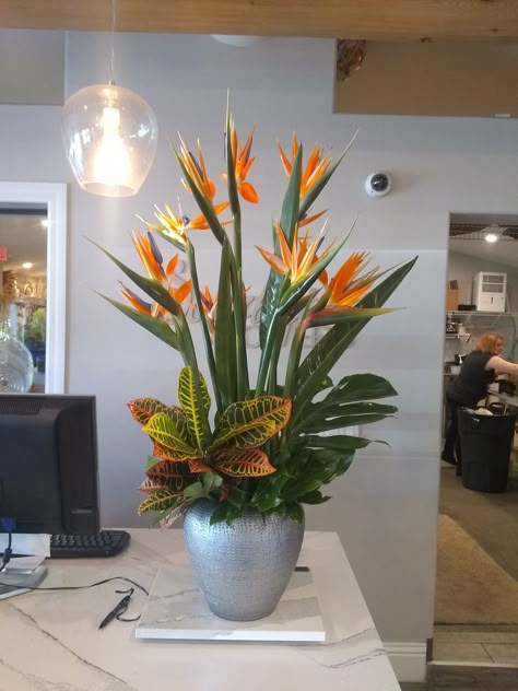 Fresh Flower Arrangement, Arrangement Flowers, Foliage Arrangements, Tropical Floral Arrangements, Deco Ballon, Tropical Flower Arrangements, Hotel Flowers, Large Floral Arrangements, Altar Flowers