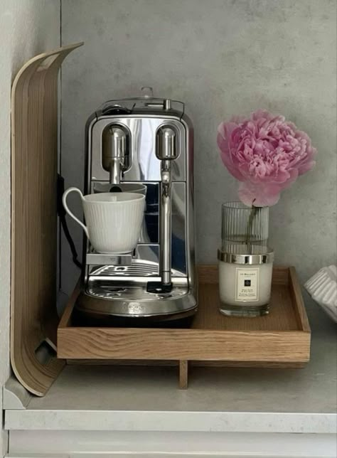 رائكم☕️🌿. Kaffe Station, Home Coffee Station, Hm Home, Home Coffee Stations, Coffee Obsession, Coffee Bar Home, Coffee Corner, Coffee Station, Apartment Inspiration