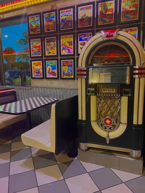 jukebox aesthetic 50s Aesthetic Music, 70s Jukebox Aesthetic, Retro Jukebox Aesthetic, Jukebox Vintage Aesthetic, Juke Box Aesthetic, 50s Music Aesthetic, Jukebox Aesthetic, Oldies Aesthetic, 1950s Aesthetic