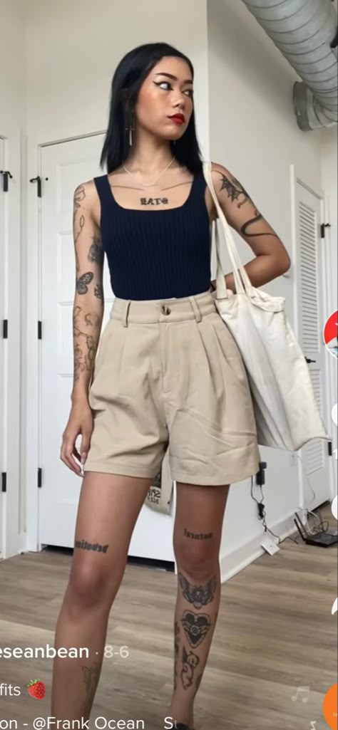 Queer Spring Outfits, Masc Style Women Summer, Masculine Women Fashion Summer, Academic Summer Outfits, Masc Shorts Outfit, Fem Masculine Outfits Summer, Casual Lesbian Outfits, Camel Shorts Outfit, Queer Fashion Women Summer