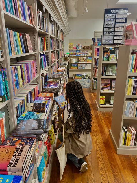 Reading Black Woman, Reading Aesthetic Black Women, Black Femininity Aesthetic Faceless, Library Aesthetic, Vision Board Photos, College Aesthetic, Life Vision Board, Artist Aesthetic, Rory Gilmore