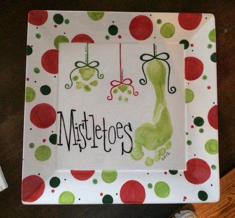 Christmas footprint & paw print mistletoes plate....only child gets pets for siblings. Platter ceramic Mistletoes Plate, Christmas Gifts For Siblings, Paw Print Art Diy, Dog Paw Print Craft, Mistletoes Footprint Craft, Gifts For Siblings, Dog Paw Art, Paw Print Crafts, Dog Paw Print Art