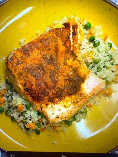 Want To Eat Healthy? Here's A Delicious"Salmon With Cauliflower Rice" Recipe! Salmon And Cauliflower Rice, Salmon And Cauliflower, Pulled Pork Pasta, Egg Frittata Recipes, Cauliflower Rice Easy, Cauliflower Rice Recipe, Pork Pasta, Salmon Filets, Potato Chip Recipes