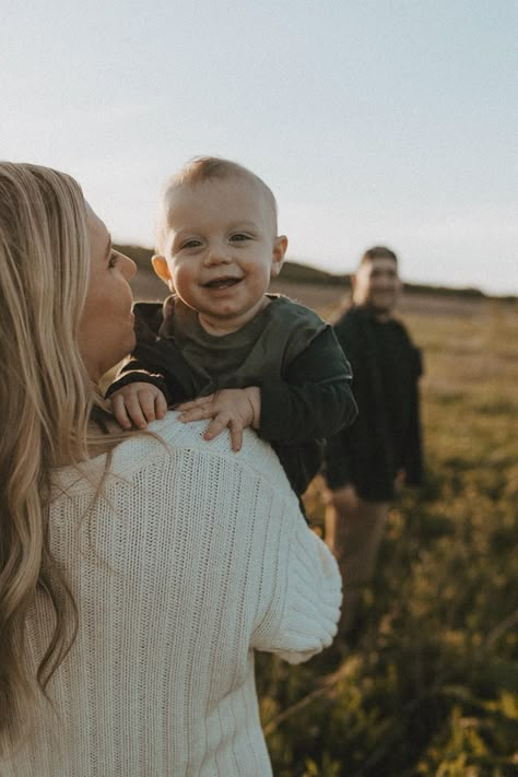 Family Pictures Outside Summer, Fall Family Photos 7 People, Photography Inspiration Family, Family Photos Corn Field, New Family Photos, Family Photo One Child, Mountain Family Photos Outfit, Lifestyle Photography Family Outdoor, Fall Family Photos Family Of Three