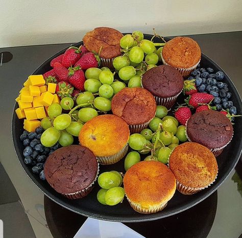 Muffin and Fruit Platter Muffin Platter, Platter Ideas, Breakfast Platter, Snack Platter, Gourmet Snacks, Muffin Tray, Fruit Breakfast, Party Platters, Snack Tray