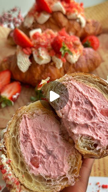 Sweet Breakfast Croissant Ideas, Croissant Filling Ideas, Filled Croissant Recipe, Cheesecake Croissant, Croissant Ideas, Chocolate Croissant Recipe, Cherry Bakewell Tart, Strawberry Crunch Cheesecake, Crunch Cheesecake