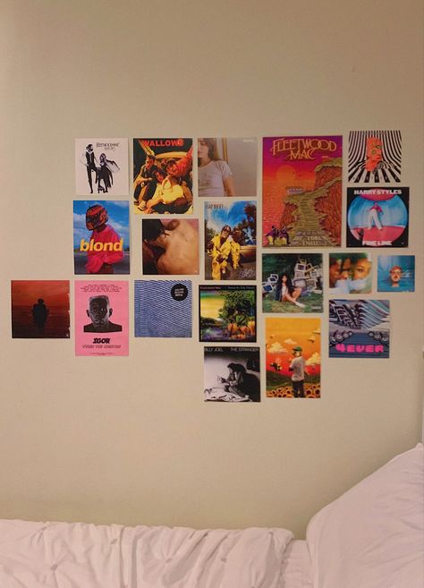 Bed In Corner Of Room Against Wall Ideas Aesthetic, Diy Posters, Mens Room Decor, Cd Wall, Teenage Girl Room, Dorm Room Wall Decor, Easy Room Decor, Dorm Room Walls, Easy Diy Room Decor