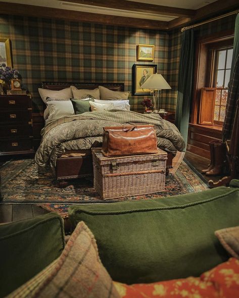 Tartan Bed, Scottish Highland Interiors, Plaid Couches Living Room, British Country Interior, English Cottage Masculine Bedroom, Ivy League Bedroom, Scottish Country House, Scottish Decorating Ideas, Vintage Ralph Lauren Home