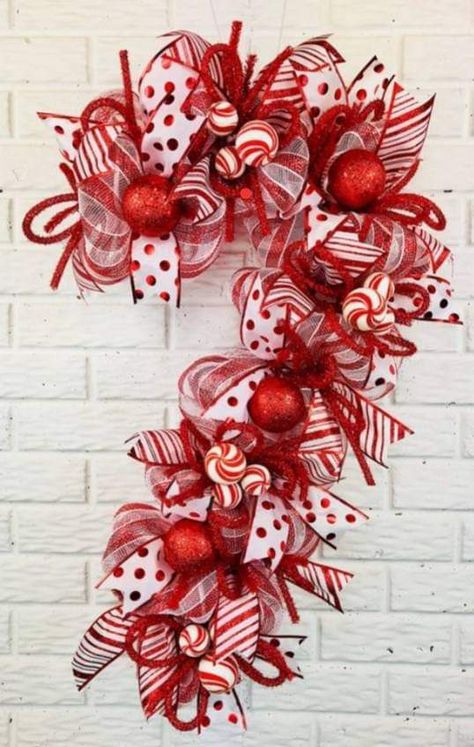 Candy Cane Wreaths, Large Christmas Wreath, Christmas Wreath Ideas, Holiday Wreaths Diy, Easy Diy Wreaths, Mesh Wreath Diy, Candy Cane Wreath, Christmas Mesh Wreaths, Red And White Christmas